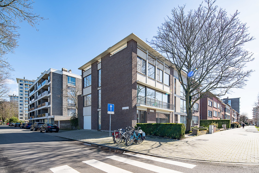 Zijaanzicht van de woning met voortuin. Zijaanzicht van de woning met voortuin.